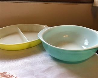 Vintage solid Pyrex Bowls. 