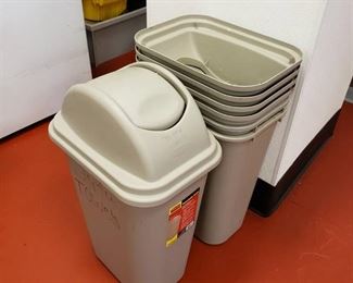 Lot of trash cans with lids