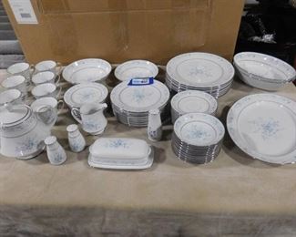 Contemporary fine china Noritake Sri Lanka- 61 piece set- beautiful dining set