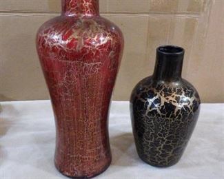 2 lightweight decorative vases