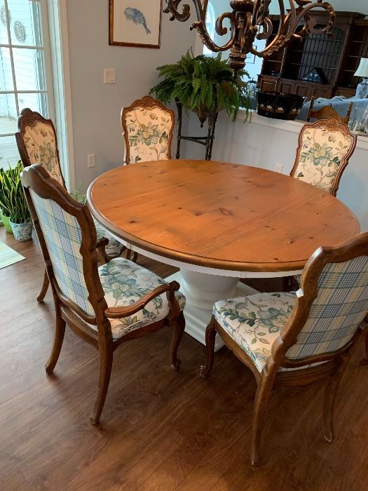 Beautiful pedestal table. Six lovely Country French chairs