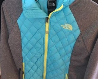 $35 / North Face Girls M 10-12 Quilted and fleece jacket. Excellent condition!