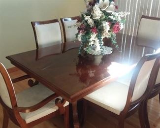 Gorgeous Stanley dining room table with 6 chairs 