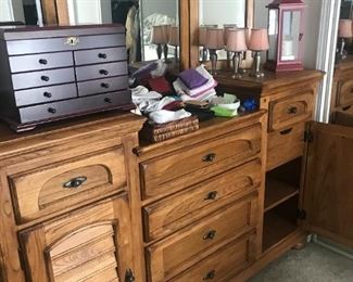 Bedroom dresser with trifold mirror, solid wood in excellent condition.  If you are interested in the set (4 pieces) we will offer a discount.  This piece is priced at only at $160 !
