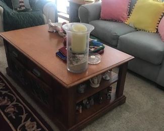 Coffee Table with storage and etched glass, in excellent condition
