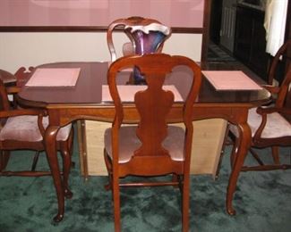 Basset Dining table/chairs