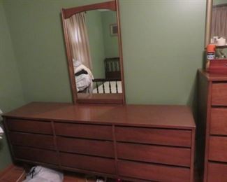 Bassett 9 drawer dresser w/ mirror