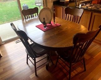 Amish Oak Table w/2 Leafs and 4 Chairs!