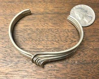 https://www.ebay.com/itm/114236264961	BU1125 Sterling Silver Cuff Bracelet		 Buy-IT-Now 	 $20.00 
