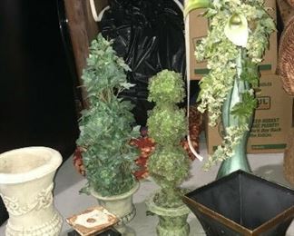 https://www.ebay.com/itm/114544844120 KG106 LOT OF 8 PLANT VASES AND STAND Buy-IT-Now $20.00