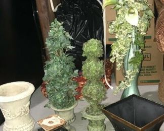 https://www.ebay.com/itm/114544844120	KG106 LOT OF 8 PLANT VASES AND STAND		 Buy-IT-Now 	 $20.00 
