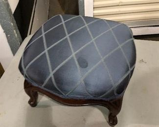 https://www.ebay.com/itm/124461375799 KG8069 Small Blue Upholstered Ottoman Foot Rest #2 Pickup Only Vintage Auction