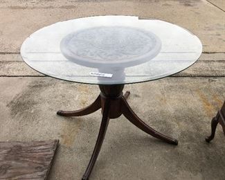 https://www.ebay.com/itm/124478554521	KG0056 Glass and Wood Pedestal Table Pickup Only		 Buy-it-Now 	 $100.00 

