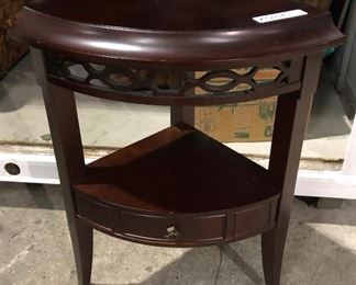 https://www.ebay.com/itm/124462711276	KG0045 Mahogany Corner Table w/ Drawer Pickup Only		Buy-It-Now	 $75.00 
