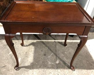 https://www.ebay.com/itm/114547042787	KG0027 Wood Accent Table Cherry with Seashell Pickup Only Queen Anne Legs		Buy-It-Now	 $95.00 
