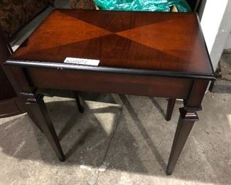 https://www.ebay.com/itm/114547052051	KG0072 The Bombay Company Style Accent / End Table Pickup Only		Buy-It-Now	 $55.00 
