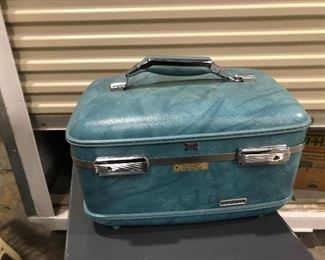 https://www.ebay.com/itm/114547066245	KG9156 American Tourister Luggage Teal Makeup Bag  Pickup Only		Buy-It-Now	 $20.00 
