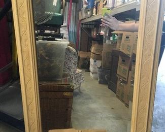 https://www.ebay.com/itm/114421805732	LAR0020 Mirror Wood with Leaves / Vine Wooden Frame Pickup Only (23 X 34)		 OBO 	 $19.99 

