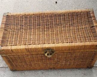 https://www.ebay.com/itm/114528608916	LAR1002: Vintage Wicker / Rattan Shipping Trunk Pickup Only		 OBO 	 $30.00 
