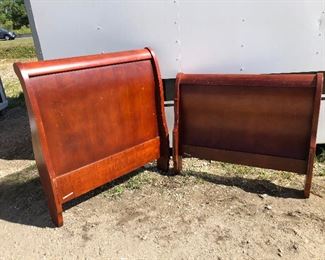 https://www.ebay.com/itm/114528608901 LAR1010 Cherry Twin Size Sleigh Bed Pickup Only OBO $30.00
