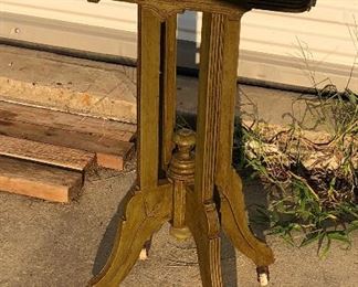 https://www.ebay.com/itm/124432185903	LAR4003: Vintage Distressed Wooden Pedestal Style Accent Table Pickup Only		 Buy-IT-Now 	 $50.00 

