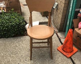 https://www.ebay.com/itm/124337838487 LRM3997 Country Style Chair Pickup Only OBO $25.00