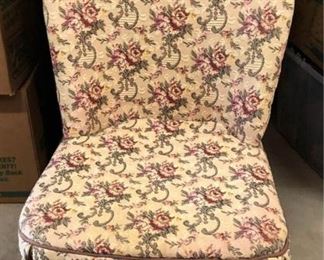 https://www.ebay.com/itm/124340234261	LX2063: Vintage Dressing Room Chair Pickup Only		 OBO 	 $19.99 
