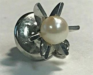 https://www.ebay.com/itm/114524744229	HY004 PEARL TIE TACK LAPEL PIN 10K WHITE GOLD, NEEDS NEW CHAIN		 Buy-IT-Now 	 $99.99 

