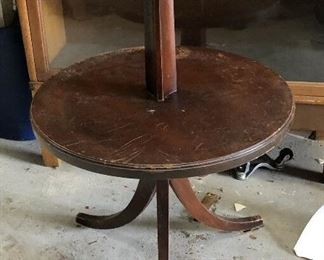 https://www.ebay.com/itm/124224119479	RG2107: Leather Top Multi Level Accent Table Local Pickup at Estate Sale		 Buy-IT-Now 	 $35.00 
