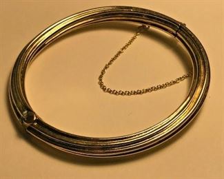 https://www.ebay.com/itm/124320686785	WL114 STERLING SILVER GOLD TONE BRACELET WITH CHAINED CLASP		 Buy-it-Now 	 $20.00 
