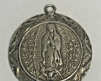 https://www.ebay.com/itm/124401673725	WL185 VINTAGE STERLING SILVER ROUND RELIGIOUS PENDANT		 Buy-it-Now 	 $20.00 
