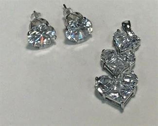 https://www.ebay.com/itm/114477674201	WL197 STERLING SILVER HEART PENDANT AND EARRINGS WITH CLEAR GEMS 		 Buy-it-Now 	 $20.00 
