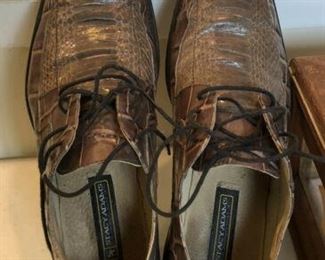 https://www.ebay.com/itm/114559840797	HY7007 Stacy Adams 10.5 Alligator and Snake Shoes		 Buy-IT-Now 	 $100.00 
