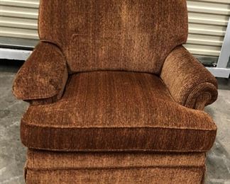 https://www.ebay.com/itm/114559840795	KG9150 Flexsteel Occasional Club Chair Brown Upholstered Pickup Only		 Buy-It-Now 	 $50.00 
