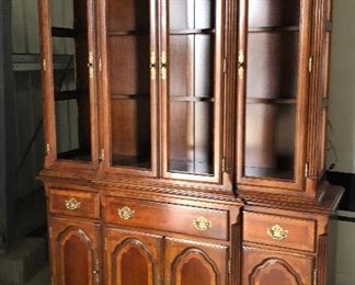 https://www.ebay.com/itm/114561391662	KGA8034 Vintage Traditional China Hutch / Side Board Wood With Glass Pickup Only		 Buy-it-Now 	 $500.00 
