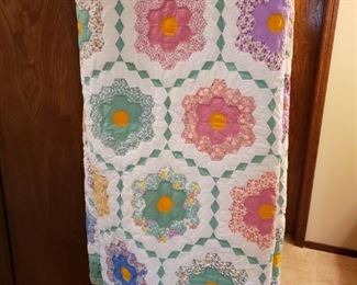 Outstanding Vintage Quilt in 
Perfect Condition!