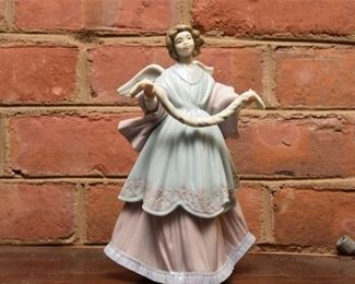 246. Lladro Christmas Angel Tree Topper Violet Singing Angel Figurine