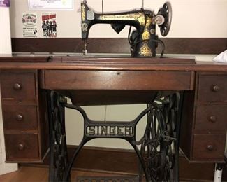 302. Vintage singer Sewing Machine