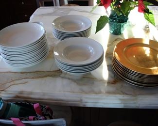 Assorted kitchen dishes