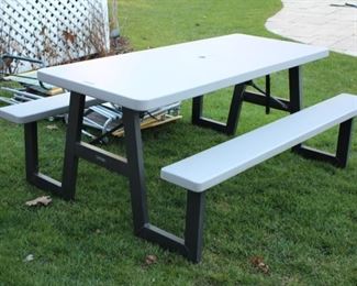 Folding outdoor picnic bench / table