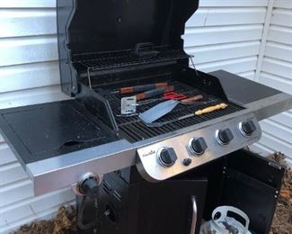 Char-Grill Grill with two propane tanks 