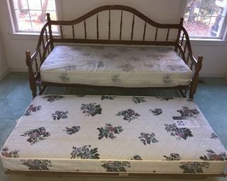 Trundle bed 