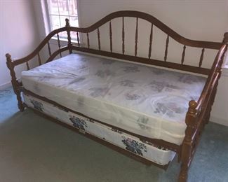 Trundle bed 