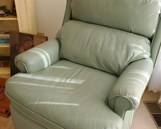 Ladies, recliner, Walter E. Smithe, not to big, not to small, its just right. 