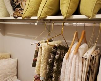 Household decor. Pillows, Table clothes 