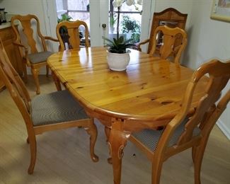 French Country, Kitchen table, 6 Chairs, leaves 