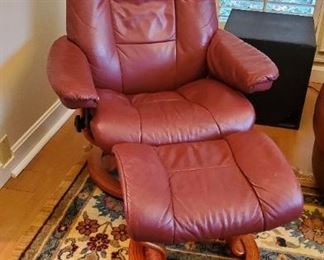 Recliner Stressless. A little wear to the arm