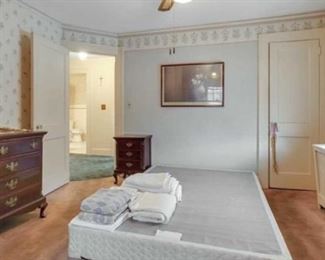 Bedroom furniture set