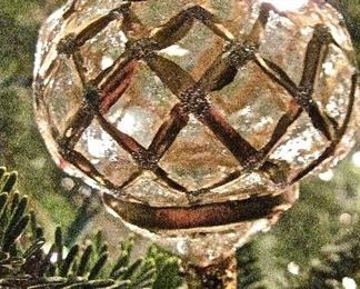 OH SO BEAUTIFUL!!!
SET OF 40 NEIMAN MARCUS GOLD COLORED, GLITTER, GLASS HAND-BLOWN CHRISTMAS ORNAMENTS
MADE IN GERMANY.
Set consists of sea horses, tassels, bells and balls.
In excellent, mint condition!
LOVELY!!!!