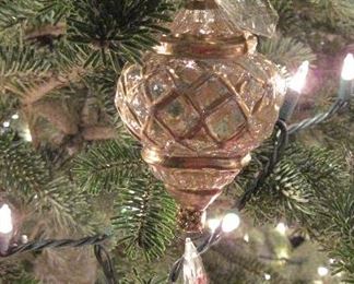 OH SO BEAUTIFUL!!!
SET OF 40 NEIMAN MARCUS GOLD COLORED, GLITTER, GLASS HAND-BLOWN CHRISTMAS ORNAMENTS
MADE IN GERMANY.
Set consists of sea horses, tassels, bells and balls.
In excellent, mint condition!
LOVELY!!!!